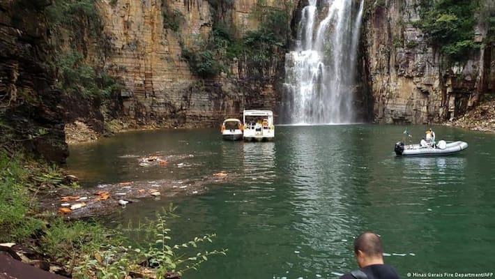 Brazilian cliff collapses onto boats Brazilian cliff collapses onto boats