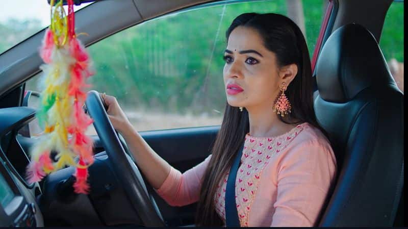 Monitha follows Soundaryas car in todays Karthika deepam serial episode
