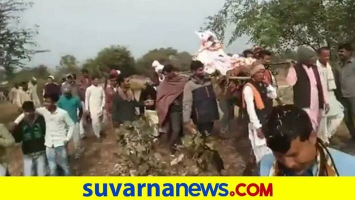 Amid Covid Spike 1500 Attend Monkeys Funeral Feast In MP Amid Covid Spike 1500 Attend Monkeys Funeral Feast In MP