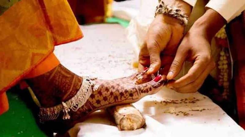 why married women wear silver toe rings or bichwa in india
