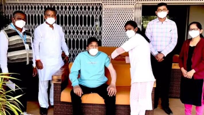 dharmendra got booster dose, bollywood actor request all friends to do the same KPJ dharmendra got booster dose, bollywood actor request all friends to do the same KPJ
