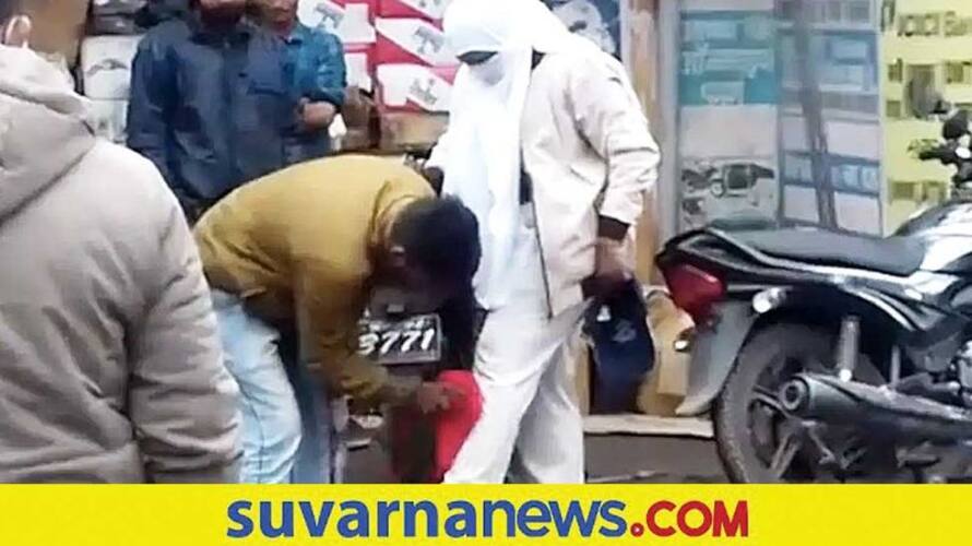Madhya Pradesh Policewoman Forces Man To Clean Her Trousers watch video akb Madhya Pradesh Policewoman Forces Man To Clean Her Trousers watch video akb
