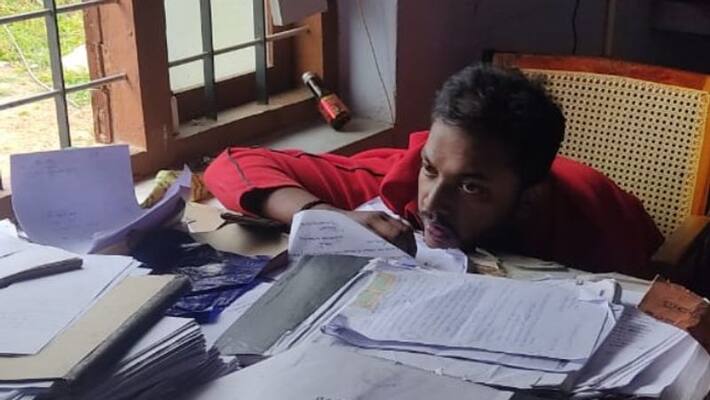 The locals caught the officer a who drunk at the village office The locals caught the officer a who drunk at the village office