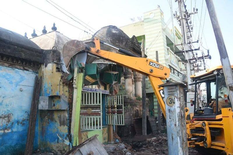 Jayalalithaa temple demolished in Thanjavur