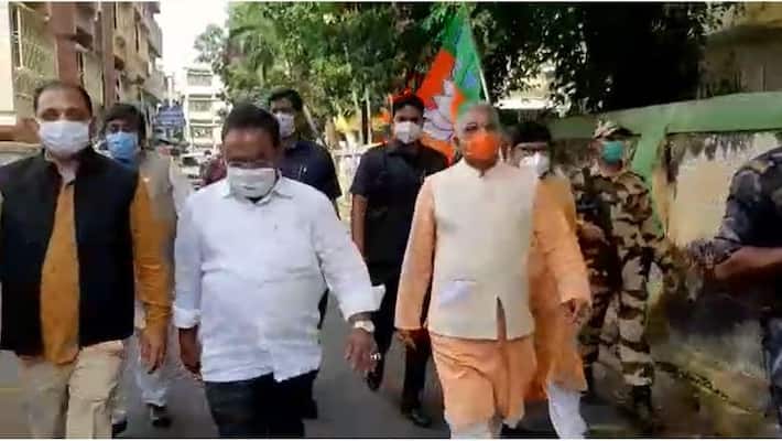 Dilip Ghosh obstructed by police in bidhannagar on municipal election campaign bmm Dilip Ghosh obstructed by police in bidhannagar on municipal election campaign bmm