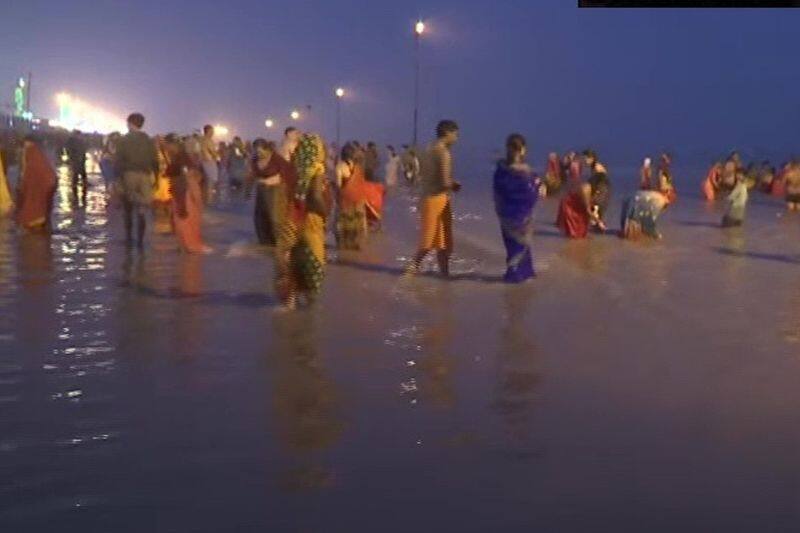 Makar Sankranti 2022 People take holy dip at Ganga Sagar on Makar Sankranti see photos pwt