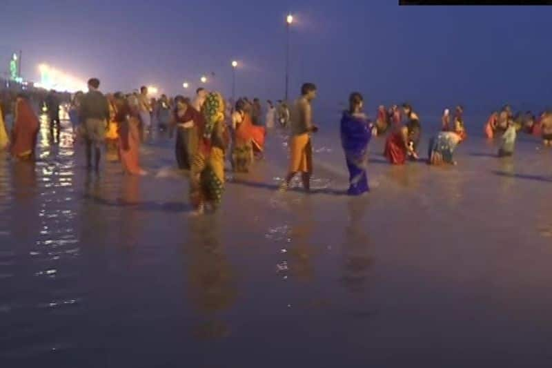 Makar Sankranti 2022 People take holy dip at Ganga Sagar on Makar Sankranti see photos pwt