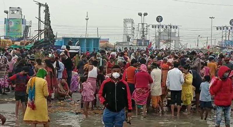 People take holy dip at Ganga Sagar on Makar Sankranti bmm