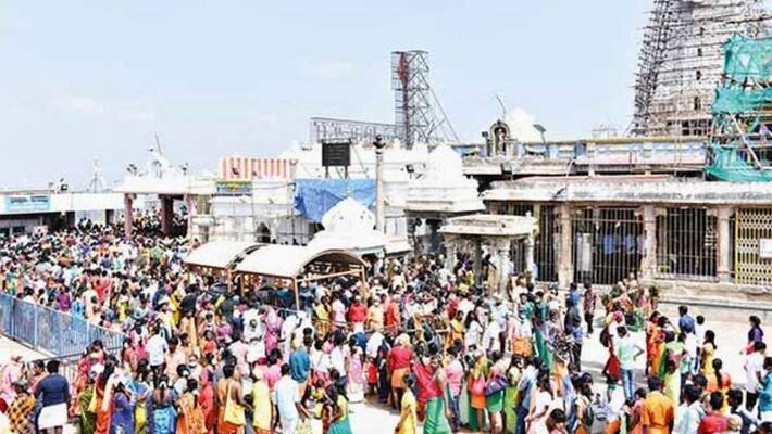 Devotees who came on pilgrimage to Palani waited for 3 hours for Dhandayuthapani Swamy Darshanam Devotees who came on pilgrimage to Palani waited for 3 hours for Dhandayuthapani Swamy Darshanam