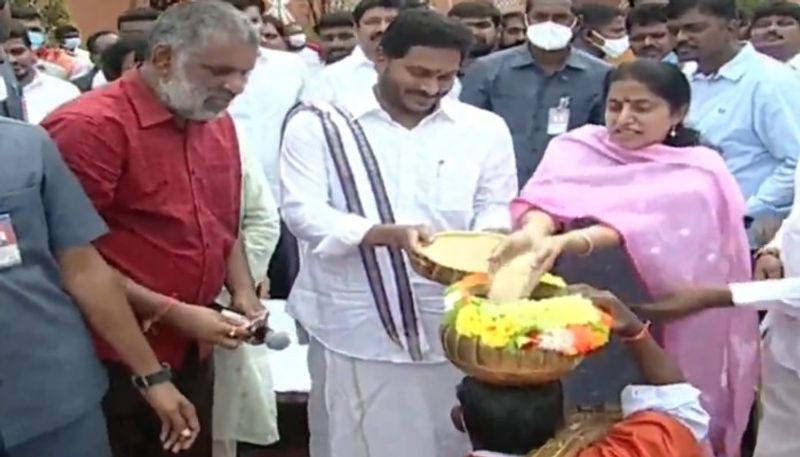 YS Jagan couple in Sankranthi Celebrations at Tadepalli