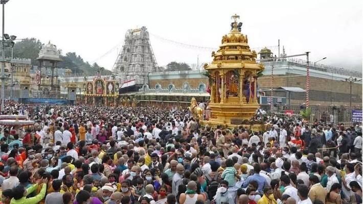 Devotees who came to visit Tirupati Ezhumalayana on the eve of Vaikunda Ekadasi got into a sudden struggle Devotees who came to visit Tirupati Ezhumalayana on the eve of Vaikunda Ekadasi got into a sudden struggle