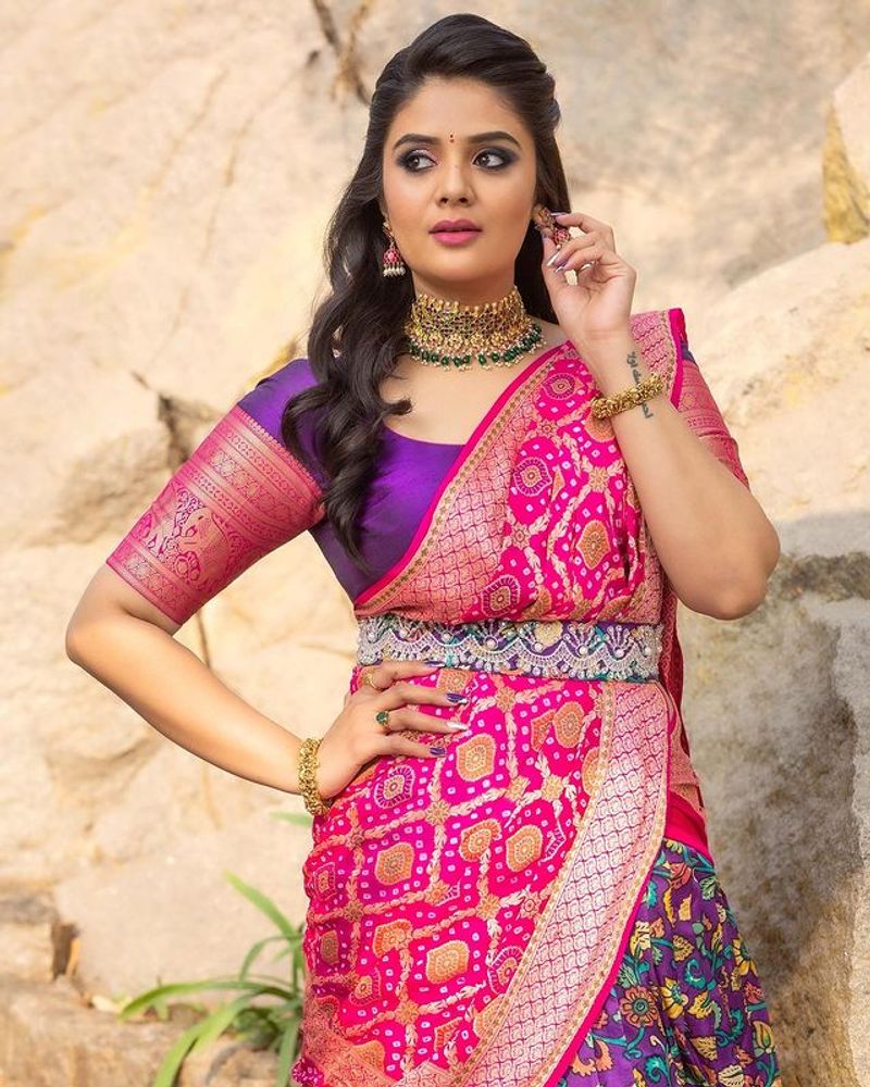 sreemukhi kirrack show in half saree poses photos hulchul