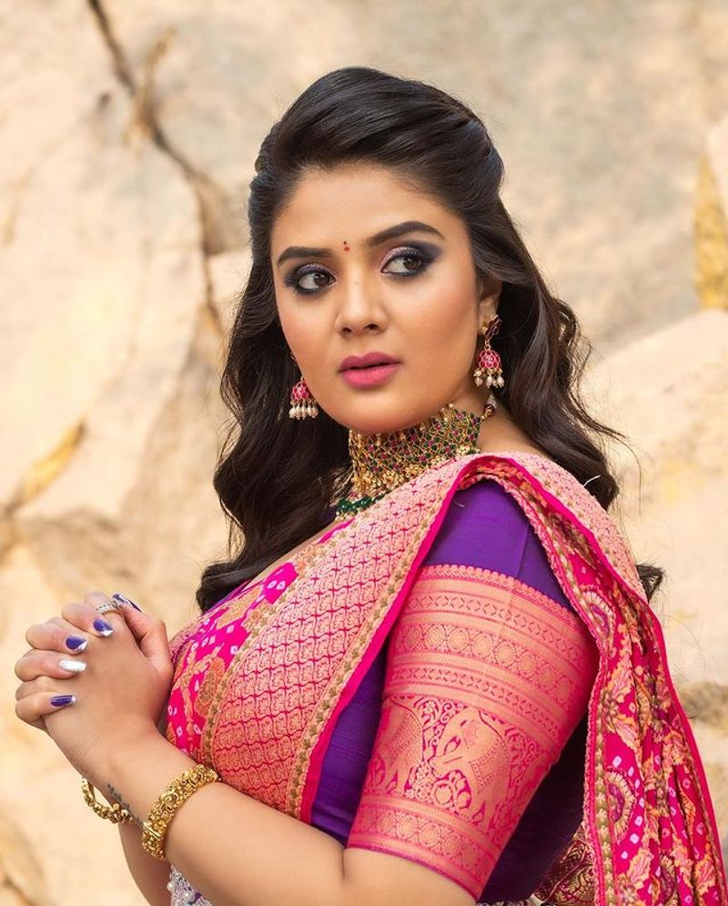 sreemukhi kirrack show in half saree poses photos hulchul