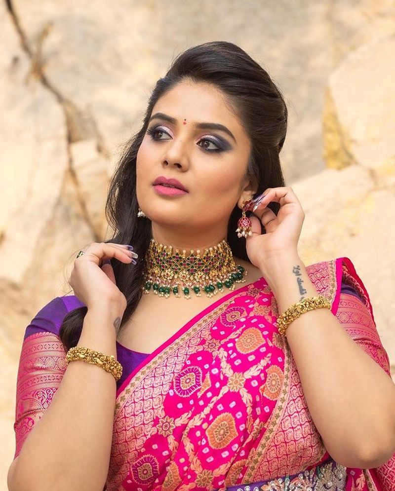 sreemukhi kirrack show in half saree poses photos hulchul
