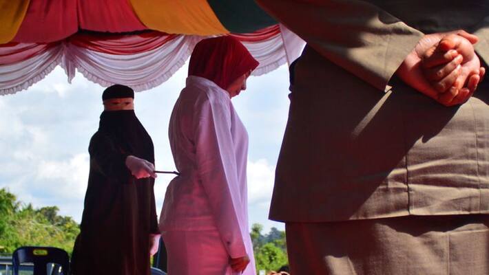 Indonesian woman whipped 100 times for adultery and the man 15 strokes Indonesian woman whipped 100 times for adultery and the man 15 strokes