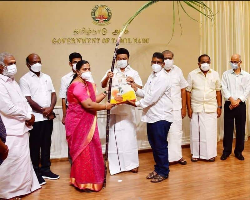 The Tamil Nadu government has informed that the District Collectors are fully responsible for the distribution of Pongal gift packages