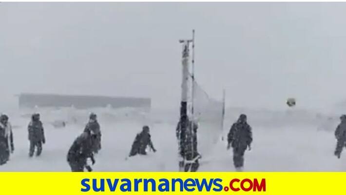 Army jawans play volleyball in knee-deep snow watch video akb Army jawans play volleyball in knee-deep snow watch video akb