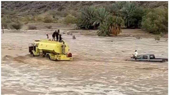 four passengers who trapped in a flash flood rescued by civil defence in Saudi Arabia four passengers who trapped in a flash flood rescued by civil defence in Saudi Arabia