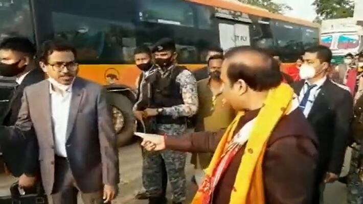 Assam CM Himanta Biswa Sarma reprimands DC Nagaon for traffic jam Assam CM Himanta Biswa Sarma reprimands DC Nagaon for traffic jam