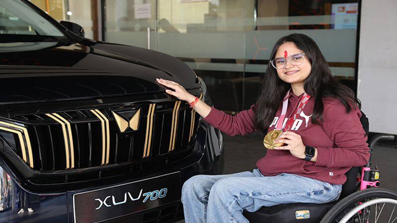 Mahindra hand over the custom made XUV700 Gold to paralympian Avani Lekhara