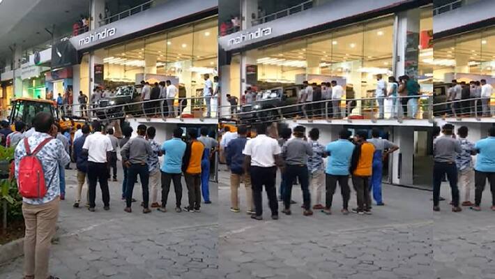 Mahindra Thar delivery goesg wrong car breaks showroom glass and come out in Bengaluru ckm Mahindra Thar delivery goesg wrong car breaks showroom glass and come out in Bengaluru ckm