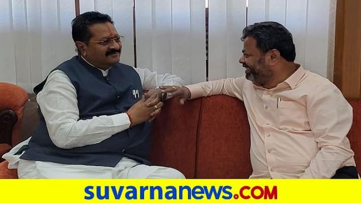 BJP MLA MP Renukacharya and Basangowda Patil Yatnal Meets In Bengaluru rbj BJP MLA MP Renukacharya and Basangowda Patil Yatnal Meets In Bengaluru rbj