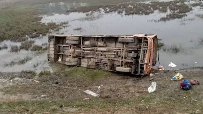 Uttar Pradesh Balrampur Bus carrying 50 passengers overturns in Barabanki two killed more than 18 injured Uttar Pradesh Balrampur Bus carrying 50 passengers overturns in Barabanki two killed more than 18 injured