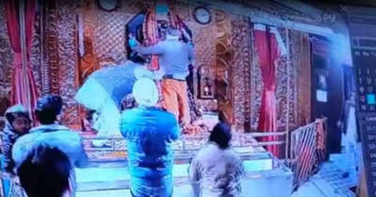 பூஜையின் போது காளி மாதா சிலையை கட்டிப் பிடித்த இளைஞன்.. பந்தாடிய பக்தர்கள்.. பஞ்சாபில் பதற்றம்..