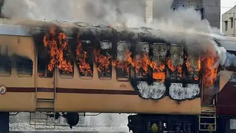 બિહારમાં વિદ્યાર્થીઓનો હિંસક વિરોધઃ ચાલતી ટ્રેનોમાં લગાવી આગ, જુઓ બોગીઓ બળી ગયાના ફોટા