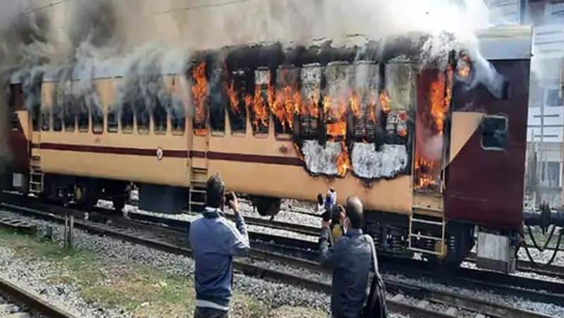 બિહારમાં વિદ્યાર્થીઓનો હિંસક વિરોધઃ ચાલતી ટ્રેનોમાં લગાવી આગ, જુઓ બોગીઓ બળી ગયાના ફોટા