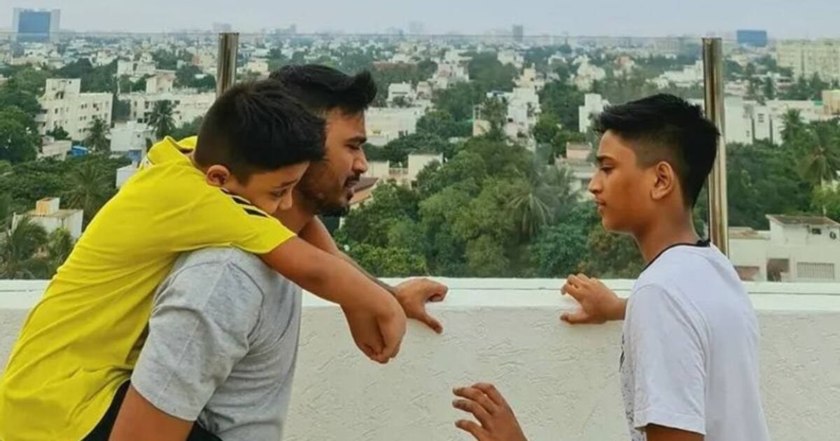 மகன்களுடன் ராக் வித் ராஜாவை ரசித்த தனுஷ்..வைரலாகும் போட்டோ..