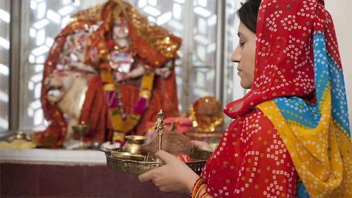 Hindu women cover their heads during Puja, know this religious reason bsm Hindu women cover their heads during Puja, know this religious reason bsm