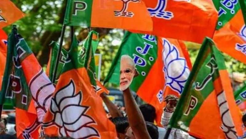 Case filed against 15 saffron volunteers, corporation employees who uprooted BJP flagpole. 
