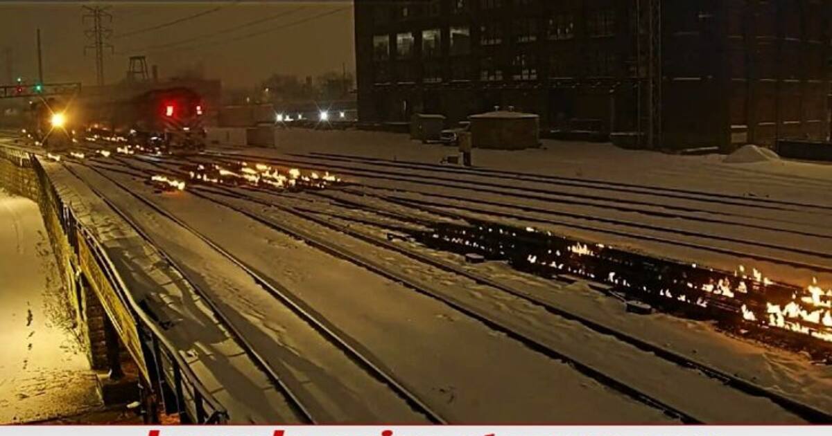 Chicago Train Tracks on Fire জ্বলন্ত লাইনের উপর দিয়ে ছুটে যাচ্ছে