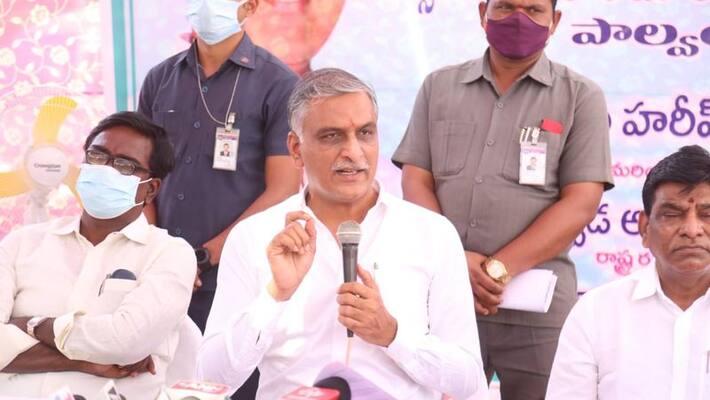 Telangana :Minister Harish Rao congratulated the doctors who performed the rare surgery while showing the movie Telangana :Minister Harish Rao congratulated the doctors who performed the rare surgery while showing the movie