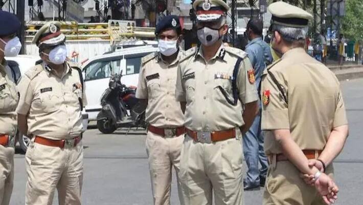 Mumbai police impose a curfew until January 2; any gathering of five or more people is prohibited. Mumbai police impose a curfew until January 2; any gathering of five or more people is prohibited.