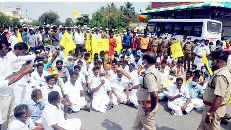 Vanniyar Sangam near Thiruvannamalai was removed overnight and the people of Bamaga were involved in a struggle