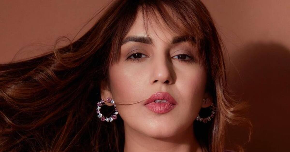 Huma Qureshi latest : லுங்கி ஸ்டைல்.. மேல் அங்கியை தூக்கி விட்டு.. பதறவைக்கும் வலிமை  நாயகி HumaQureshi
