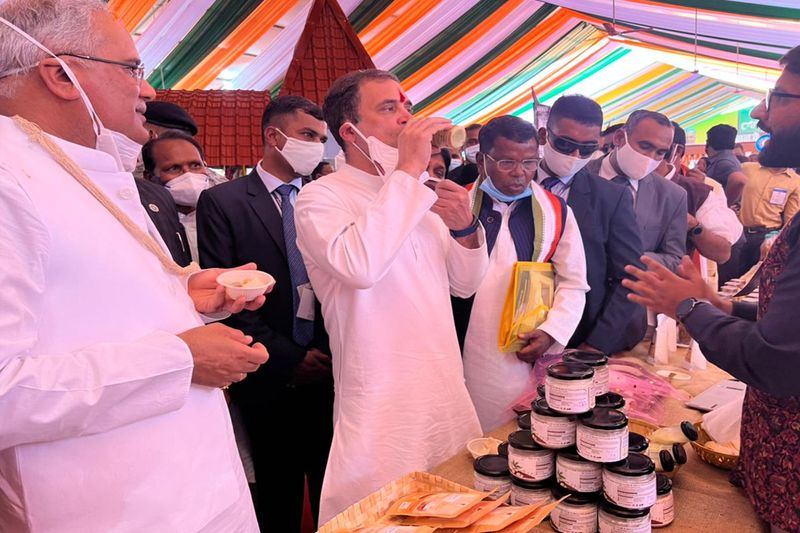 Chhattisgarh raipur Congress leader Rahul Gandhi wearing a gaur crown, Nehru jacket stb