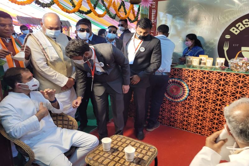 Chhattisgarh raipur Congress leader Rahul Gandhi wearing a gaur crown, Nehru jacket stb