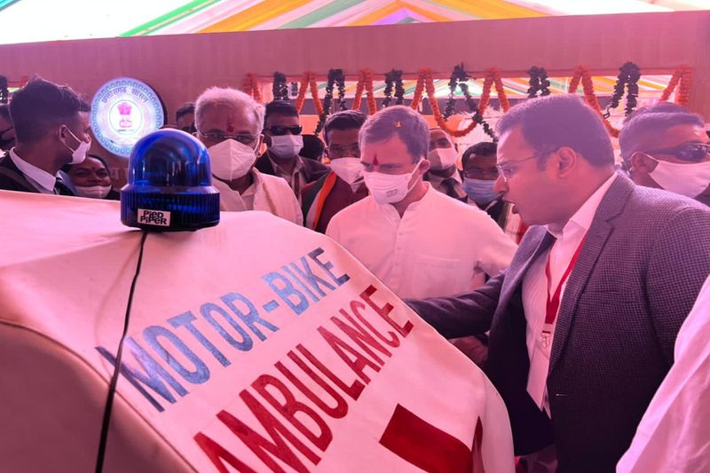 Chhattisgarh raipur Congress leader Rahul Gandhi wearing a gaur crown, Nehru jacket stb