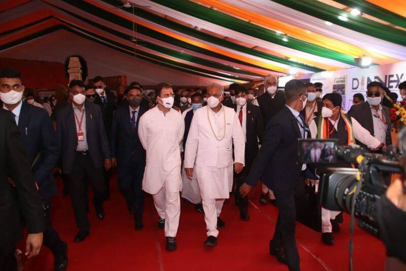 Chhattisgarh raipur Congress leader Rahul Gandhi wearing a gaur crown, Nehru jacket stb