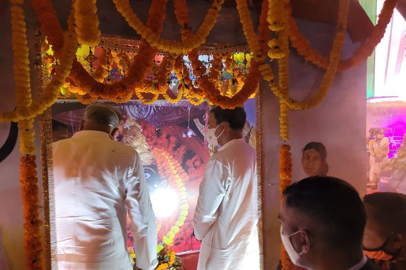 Chhattisgarh raipur Congress leader Rahul Gandhi wearing a gaur crown, Nehru jacket stb
