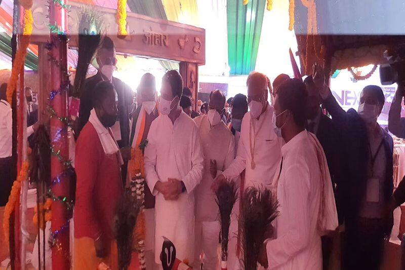 Chhattisgarh raipur Congress leader Rahul Gandhi wearing a gaur crown, Nehru jacket stb