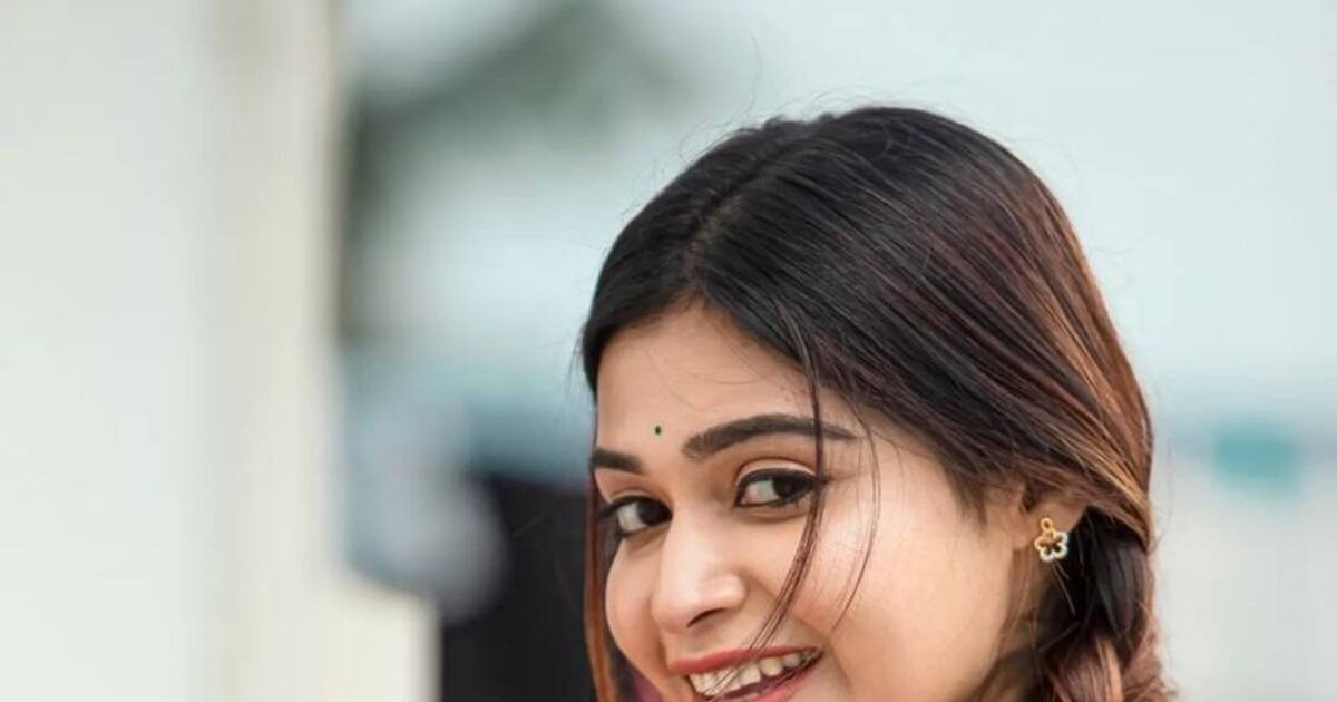 Dharsha Gupta Hot: லோ கிப்பில் படுக்கையில் படுத்து  பாடல் பாடிய  ''தர்ஷா குப்தா''...பட வாய்ப்புக்காக இப்படியா?