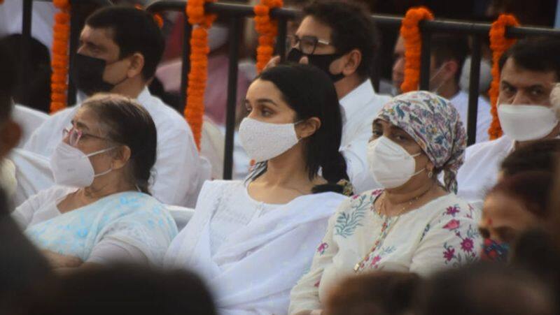 lata mangeshkar passed away, bollywood singer last rites unseen photos KPJ