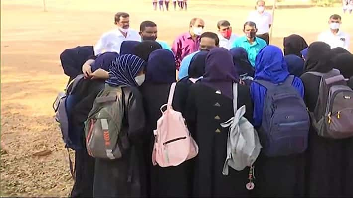 Hijab Controversy ಕೇರಳ ಮುಸ್ಲಿಂ ಶಿಕ್ಷಣ ಸಂಸ್ಥೆಯ ಎಲ್ಲಾ 150 ಶಾಲಾ ಕಾಲೇಜಿನಲ್ಲಿ  ಹಿಬಾಜ್ ಬ್ಯಾನ್! | Muslim Educational Society bans hijab On its all 150  institutions in Kerala 2019 ckm