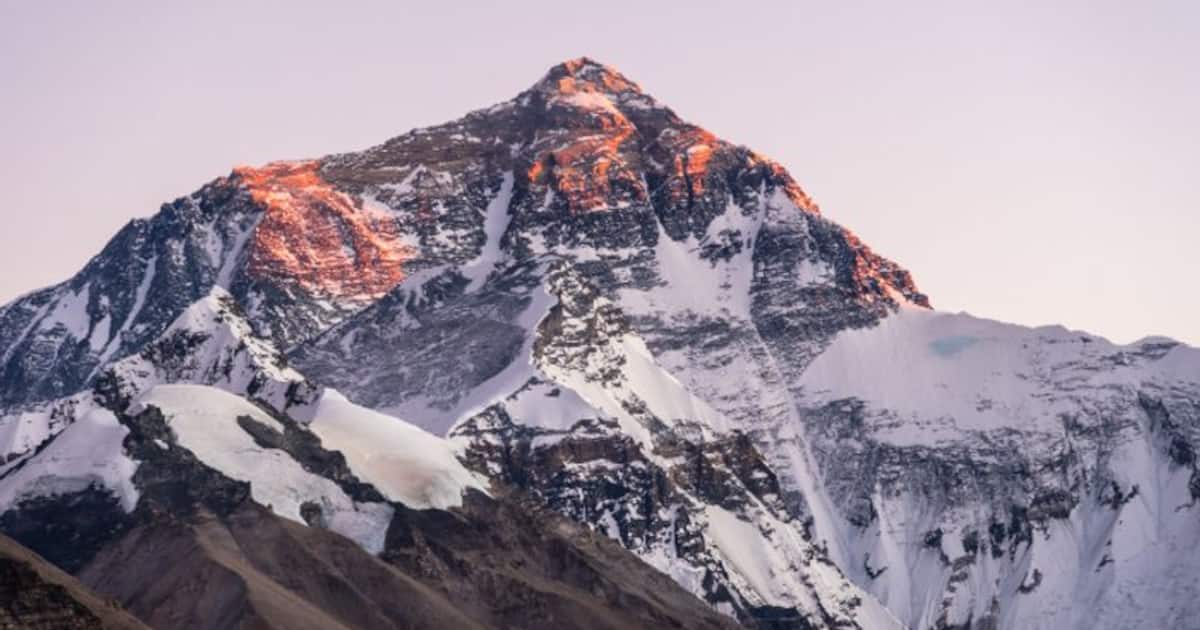 ৮০ গুণ দ্রুত হারে গলছে এভারেস্টের বরফ, পৃথিবীর পরিনতি নিয়ে চিন্তিত  বিশেষজ্ঞরা | The Everest glacier is thinning 80 times faster says study