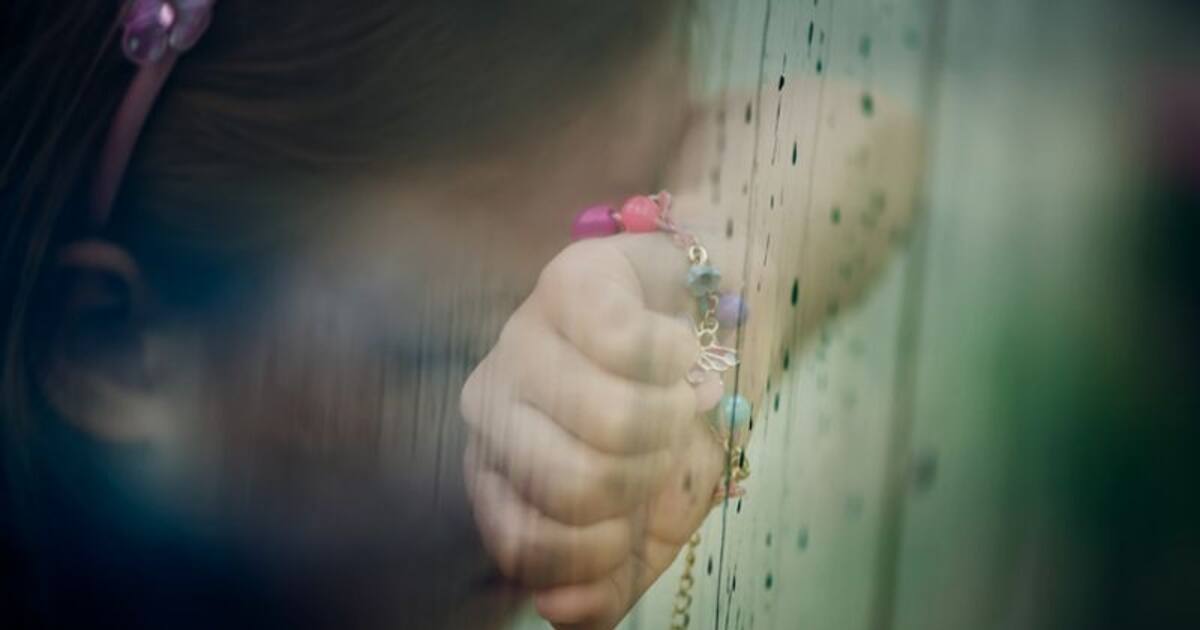 பாலியல் தொல்லை தாங்கமுடியவில்லை; சுவர் ஏறி குதித்து தப்பித்த சிறுவன் - பெண் காப்பாளர் கைது