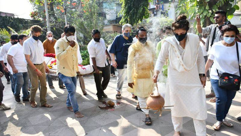 raveena tandon father and director ravi tandon passed away actress performed the last rites of her father NTP